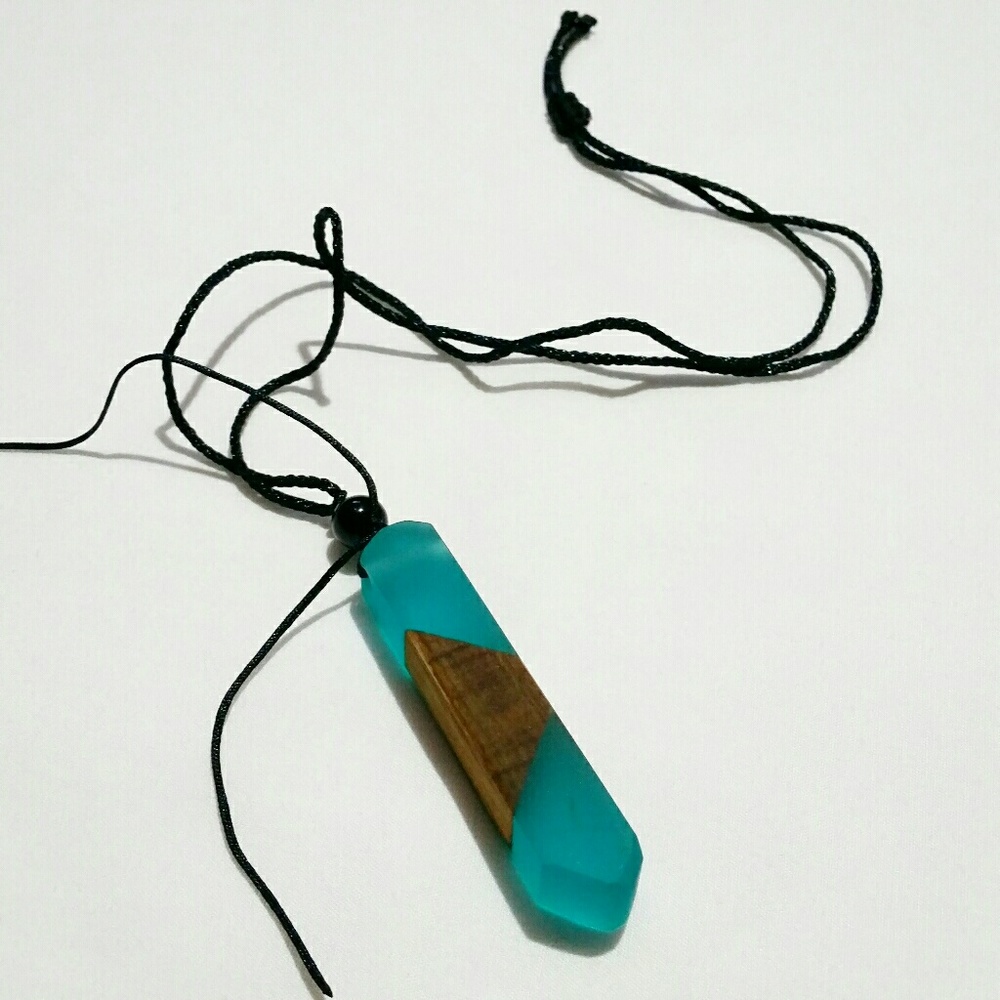 2/$22☆Wood resin necklace